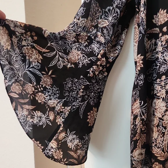Chic Floral Women's Blouse in Black and Cream With Bell Sleeves Size Large - Picture 2 of 6
